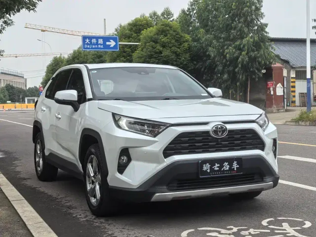 Toyota RAV4 — Фото автомобиля 3