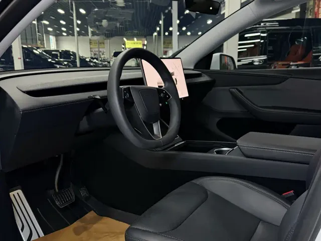 Tesla Model Y — Фото автомобиля 12