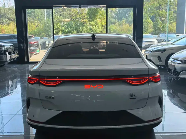 BYD Qin L — Фото автомобиля 5