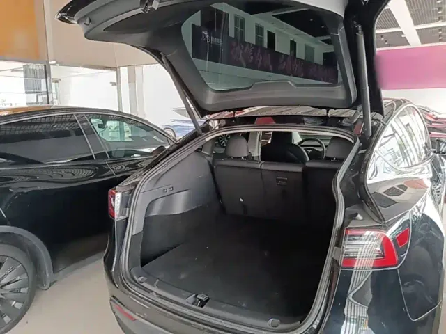 Tesla Model Y — Фото автомобиля 18