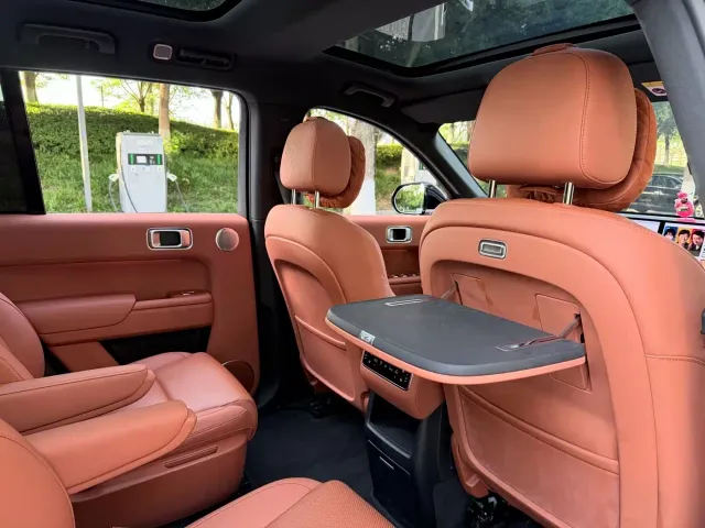 Li Auto L8 — Фото автомобиля 11
