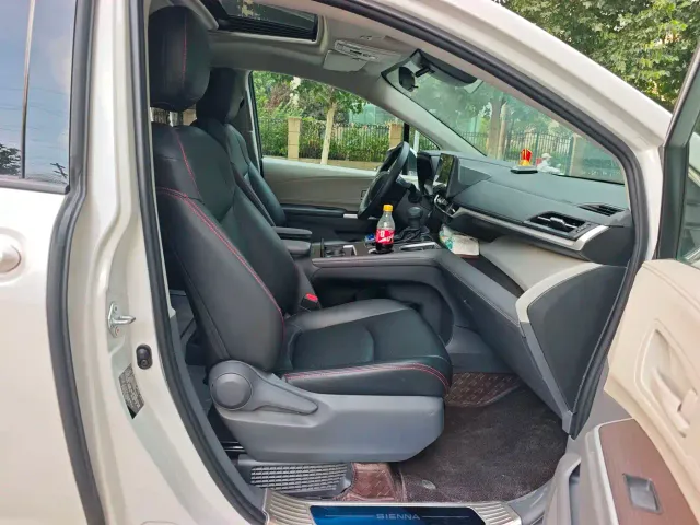Toyota Sienna — Фото автомобиля 7