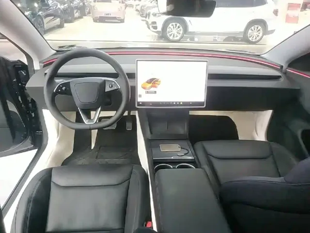 Tesla Model 3 — Фото автомобиля 9