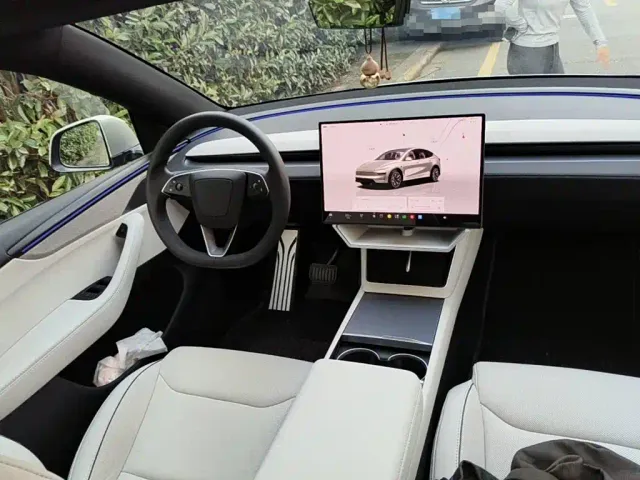 Tesla Model Y L — Фото автомобиля 12