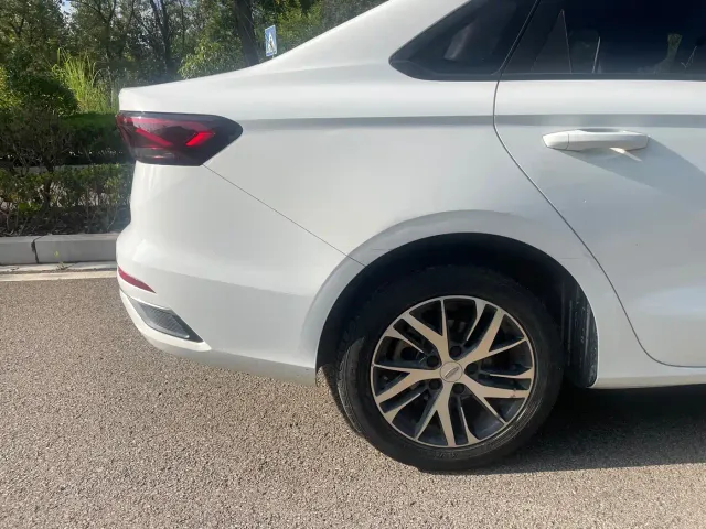 Geely Emgrand — Фото автомобиля 14