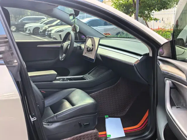 Tesla Model Y — Фото автомобиля 16