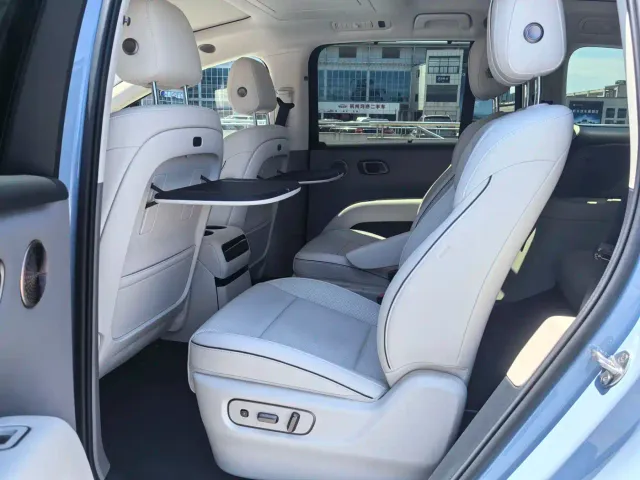 Li Auto i8 — Фото автомобиля 13