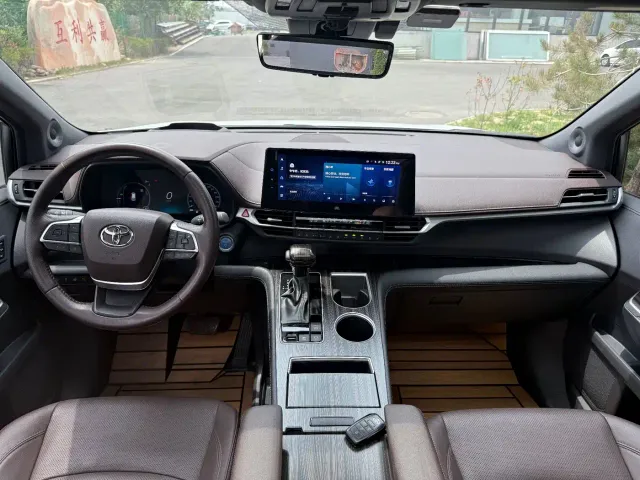 Toyota Sienna — Фото автомобиля 4