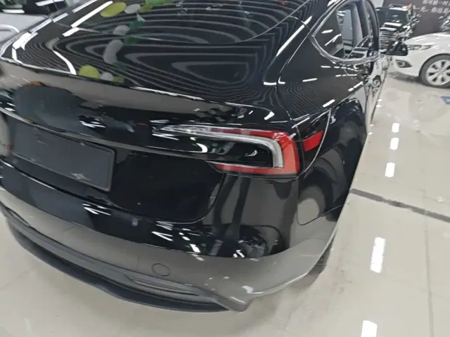 Tesla Model 3 — Фото автомобиля 7