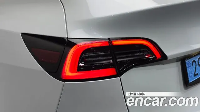 Tesla Model Y — Фото автомобиля 22