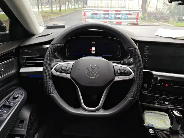 Volkswagen Passat — Фото автомобиля 14
