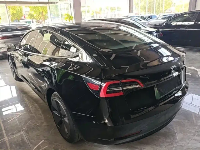 Tesla Model 3 — Фото автомобиля 4