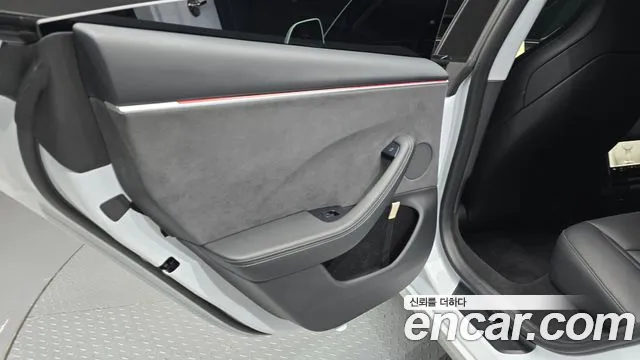 Tesla Model 3 — Фото автомобиля 14