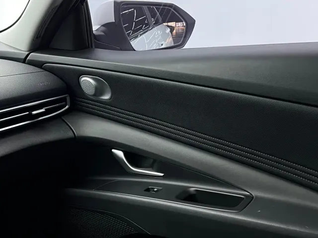 Hyundai Elantra 2021 1.5L CVT LUX Premium Edition — Фото автомобиля 9