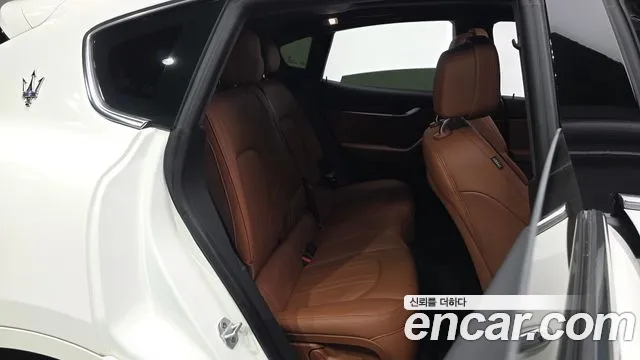 Maserati Levante — Фото автомобиля 11
