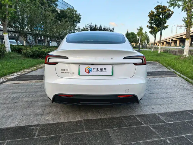 Tesla Model 3 — Фото автомобиля 10