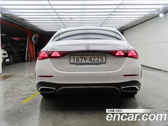 Mercedes-Benz E-Class — Фото автомобиля 3