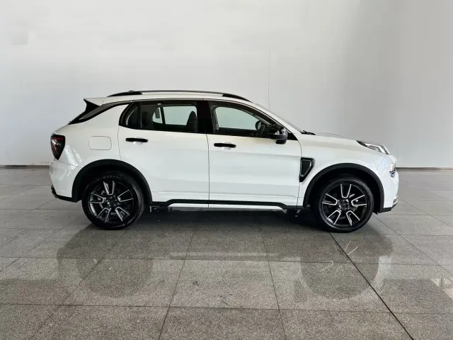 Lynk & Co 01 — Фото автомобиля 3