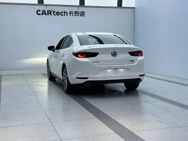 Mazda Axela — Фото автомобиля 5