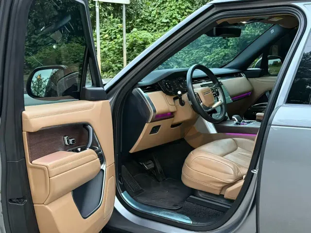 Land Rover Range Rover 2023 3.0 L6 400PS Golden Age 7-Seater Long Wheelbase — Фото автомобиля 9