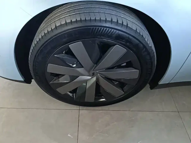 Li Auto i8 — Фото автомобиля 22