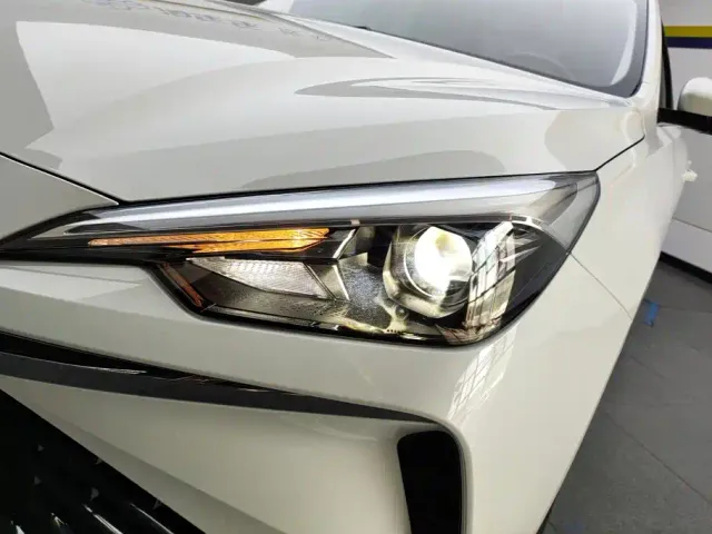 Roewe i5 — Фото автомобиля 5