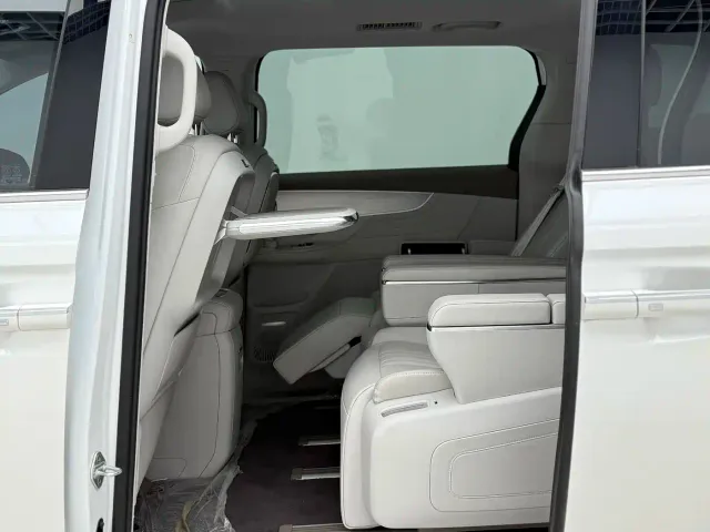 Roewe iMAX8 — Фото автомобиля 17