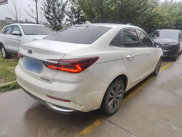 Ford Escort — Фото автомобиля 6