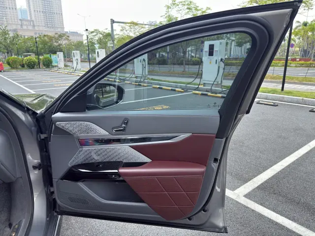 BMW i7 — Фото автомобиля 15