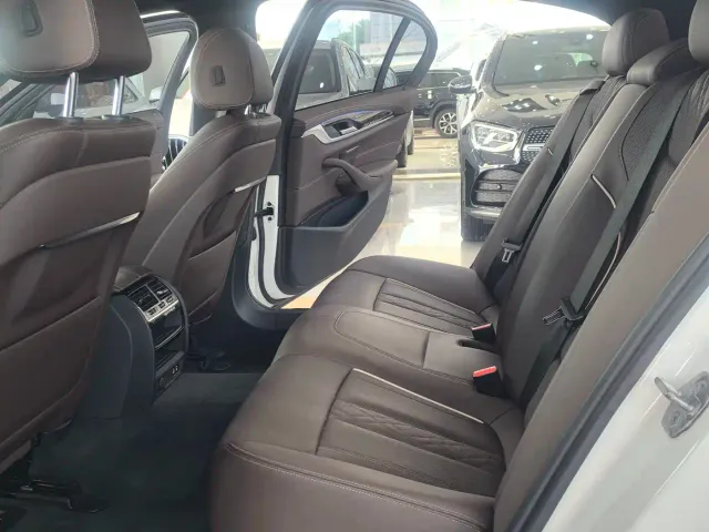 BMW 5 Series — Фото автомобиля 11