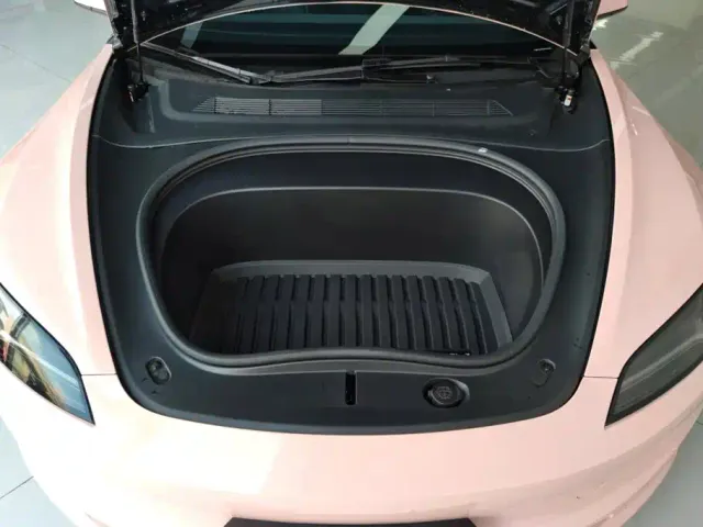 Tesla Model 3 — Фото автомобиля 10