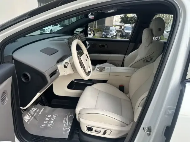 Li Auto Li Auto i6 2025 4WD Base Model — Фото автомобиля 9