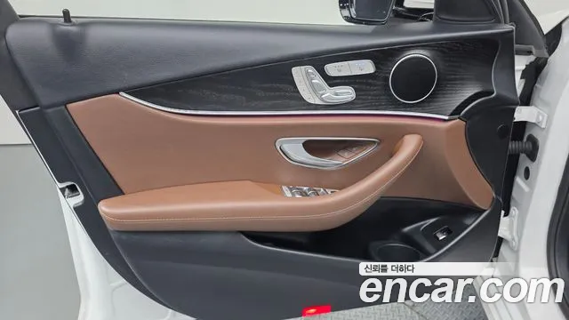 Mercedes-Benz E-Class — Фото автомобиля 23