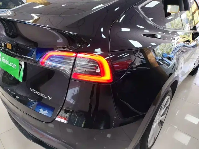 Tesla Model Y — Фото автомобиля 7