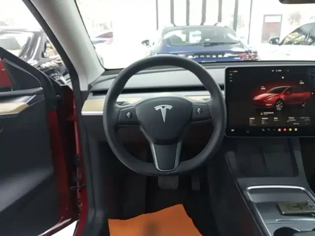 Tesla Model Y — Фото автомобиля 10