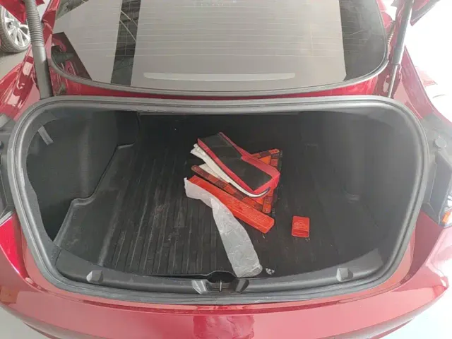 Tesla Model 3 — Фото автомобиля 18