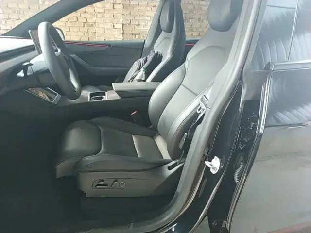 Tesla Model Y L — Фото автомобиля 14