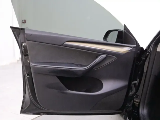 Tesla Model Y — Фото автомобиля 9