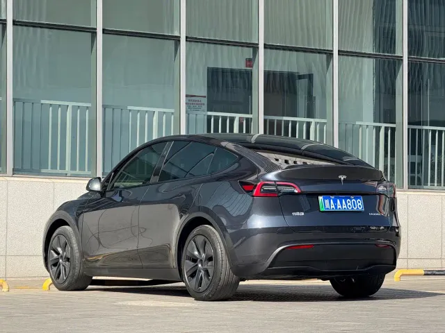 Tesla Model Y — Фото автомобиля 6