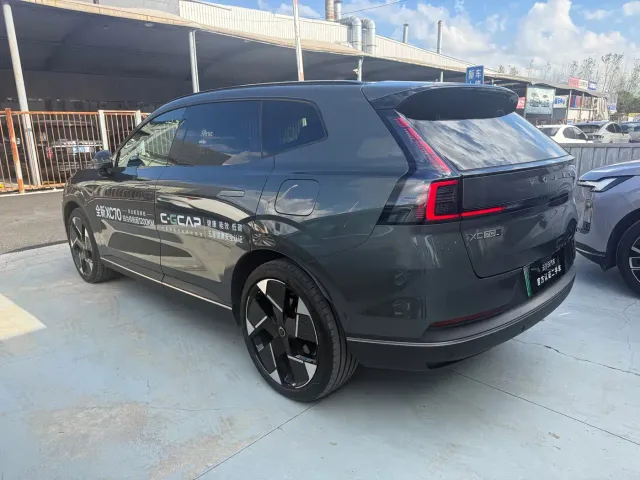 Volvo XC70 Plug-in Hybrid — Фото автомобиля 11