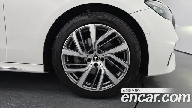 Mercedes-Benz E-Class — Фото автомобиля 3