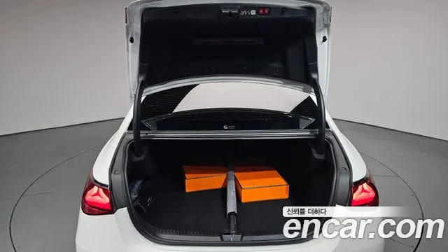 Mercedes-Benz E-Class — Фото автомобиля 20