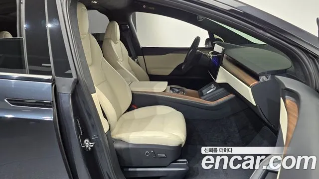 Tesla Model X — Фото автомобиля 16