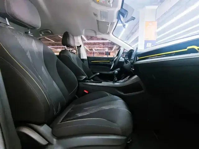 Roewe i5 — Фото автомобиля 12