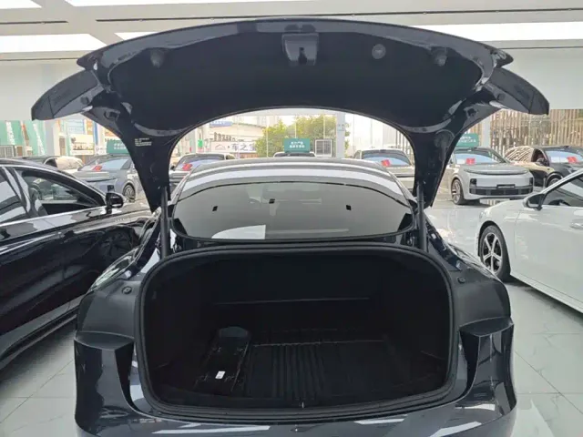 Tesla Model 3 — Фото автомобиля 18