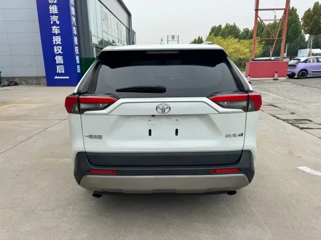 Toyota RAV4 — Фото автомобиля 14
