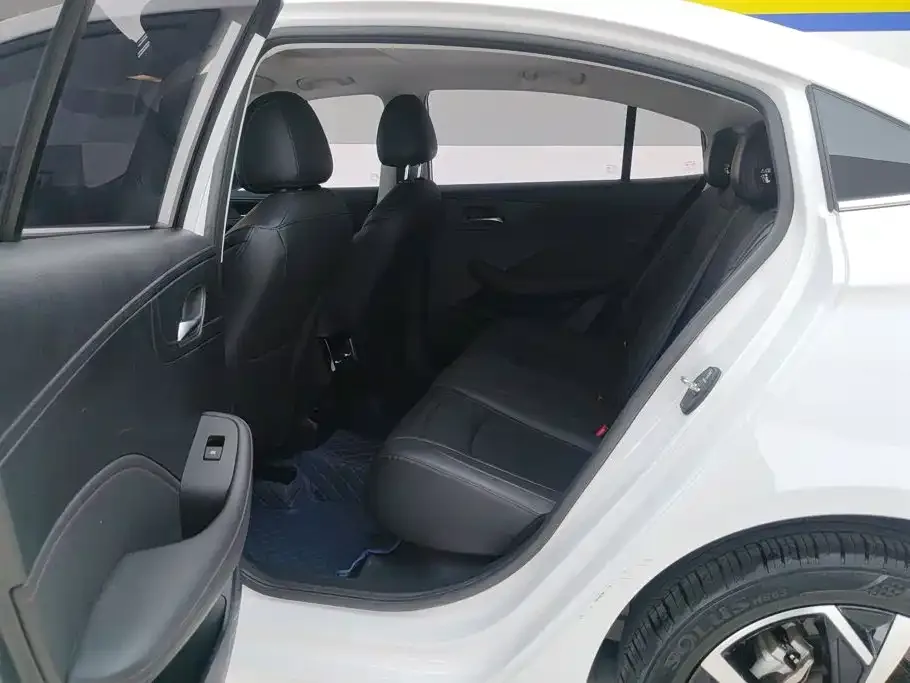 Roewe Roewe i5 2023 1.5L CVT Honor Edition — Фото автомобиля 11