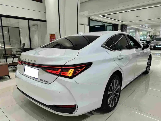 Lexus ES — Фото автомобиля 19