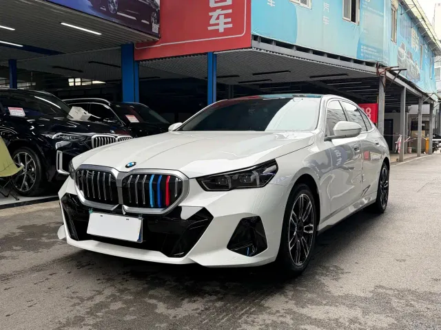 Фотография автомобиля — BMW 5 Series