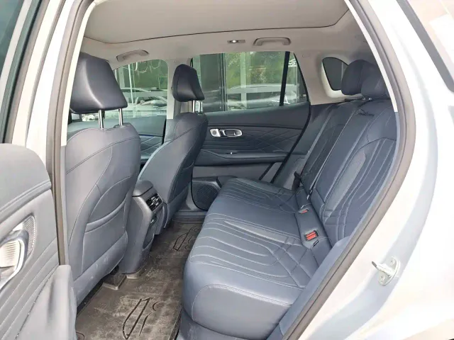 Geely Galaxy Starship 7 EM-i — Фото автомобиля 8